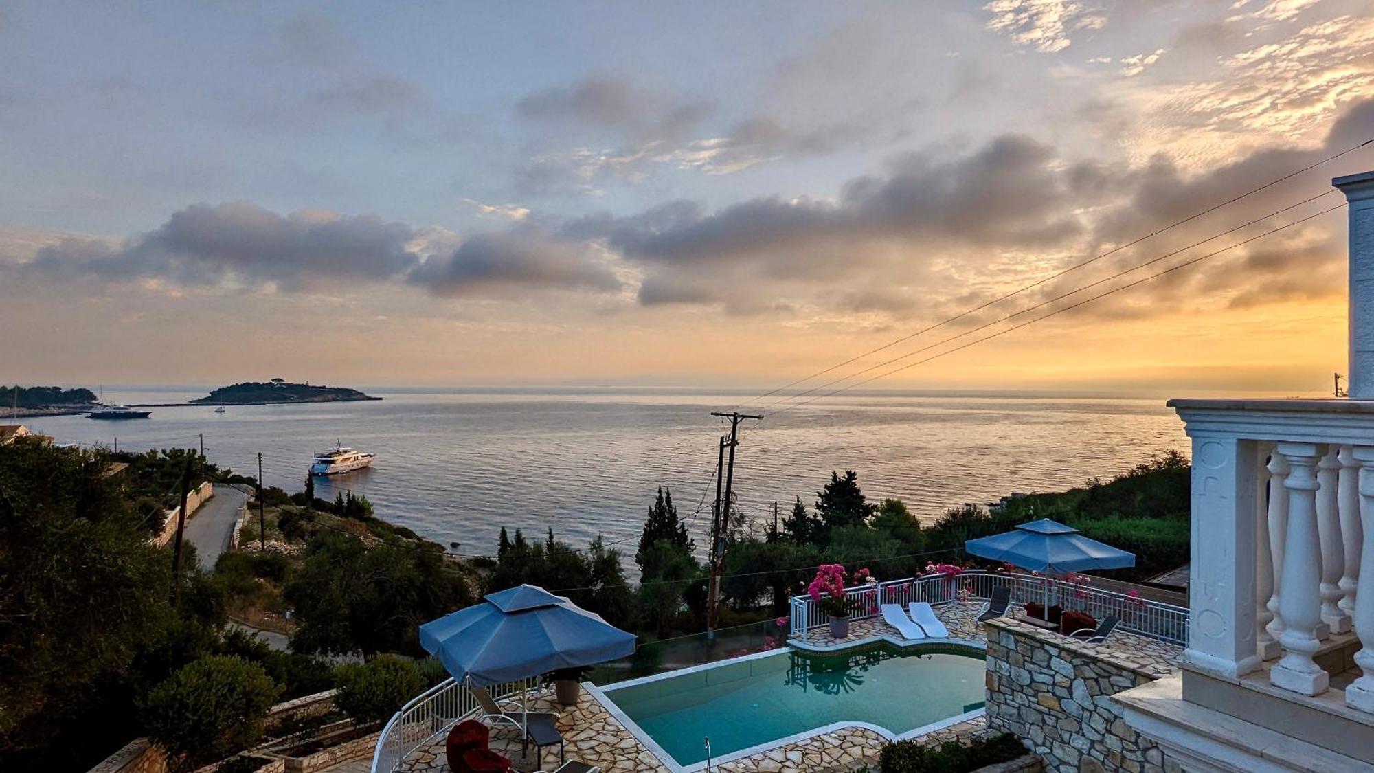 Villa Avgerini Paxos ガイオス エクステリア 写真